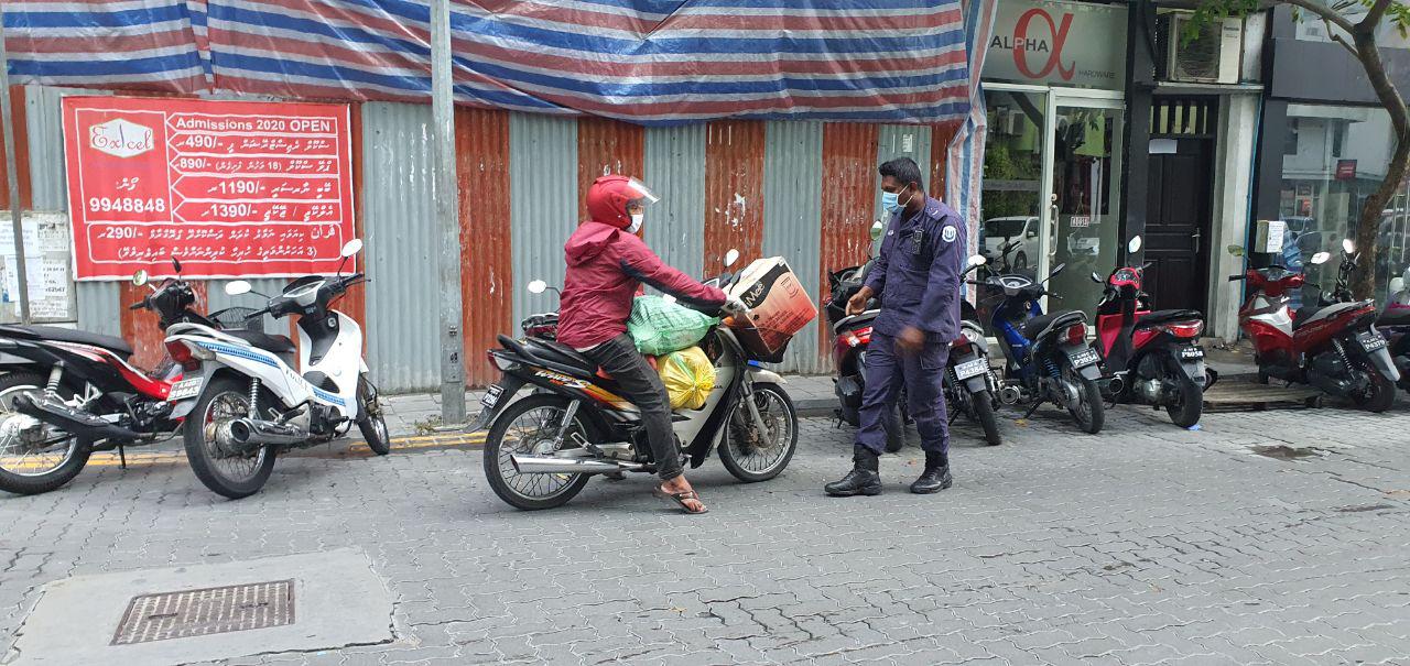 މާލެ ލޮޮޮޮޮޮކްޑައުންގެ ހާލަތުގައި ގަވާޢިދާ ޚިލާފަށް އުޅޭ މީހުންނާމެދު ފުލުހުން ގެންދަނީ ފިޔަވަޅު އަޅަމުން