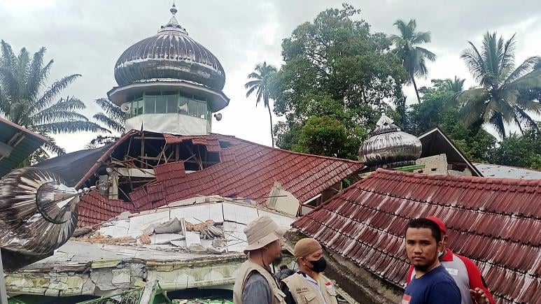 People inspect a damaged mosque in Pasaman, West Sumatra.   (Photo: AP)