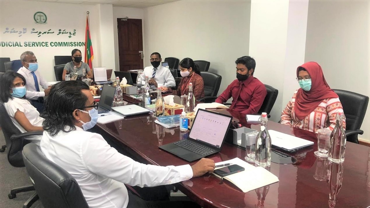 ޖޭއެސްސީން ޕީޖީއާ އެކު ބޭއްވި ބައްދަލުވުމެއްގެ ތެރެއިން (ފޮޓޯ: ޖޭއެސްސީ)