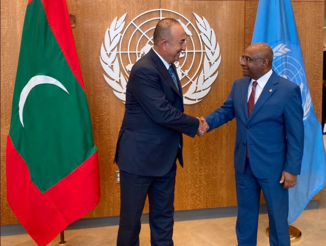 މިނިސްޓަރ ޝާހިދު ތުރުކީގެ ފޮރިން މިނިސްޓަރާއި ބައްދަލުކުރައްވައިފި