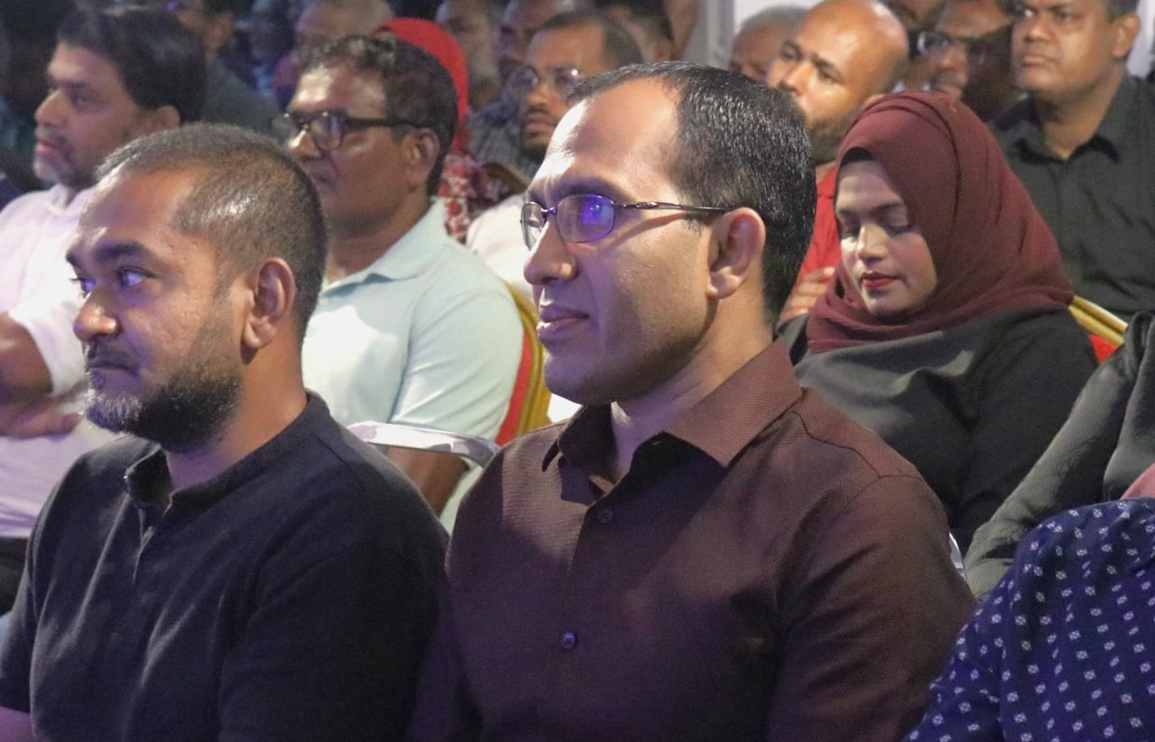 ކުރީ ސަރުކާރު ވައްކަން ކުރީ ފެނުން މަތީ; މި ސަރުކާރު ބިމުގެ އަޑިން: މަލީޙް