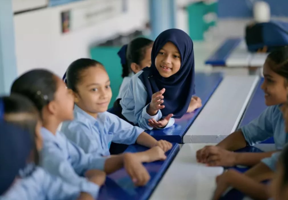 ސްކޫލުތަކުގެ އާ ޔުނީފޯމް އުސޫލު: ގްރޭޑު 4 އިން މަތީގެ އަންހެން ދަރިވަރުން ހަރުވާޅުލާން ޖެހޭ