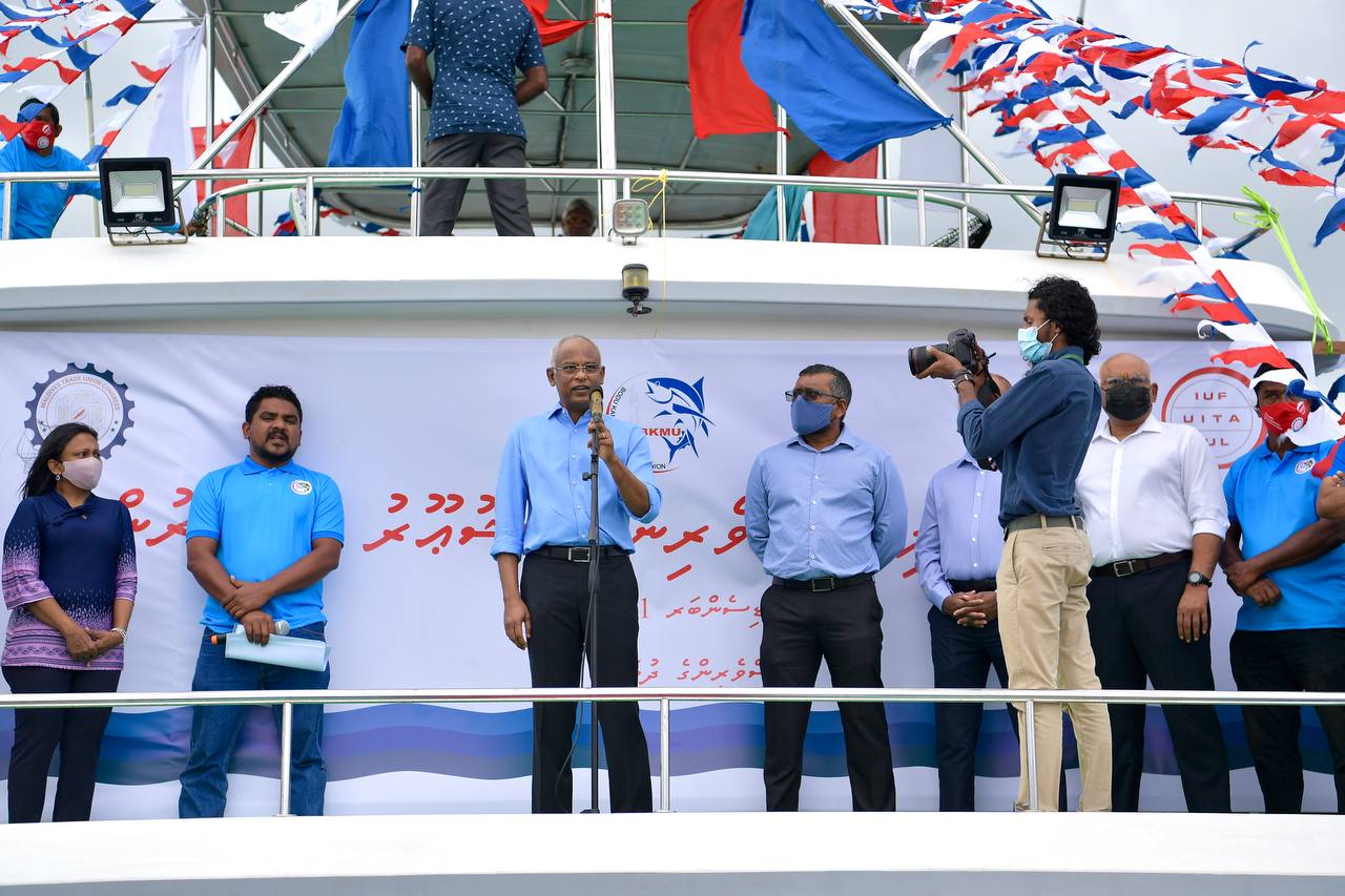 President Ibrahim Mohamed Solih meeting fishermen to listen to their concerns.