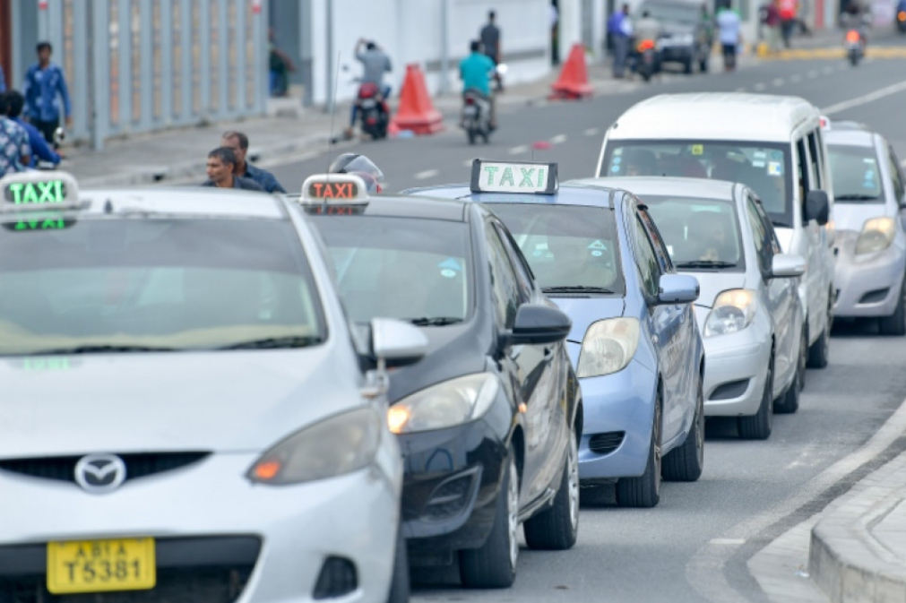 ސަރުކާރުގެ ޓެކްސީ ލައިނަށް ގިނަ އަދަދެއްގެ ޑްރައިވަރުން ހޯދަނީ