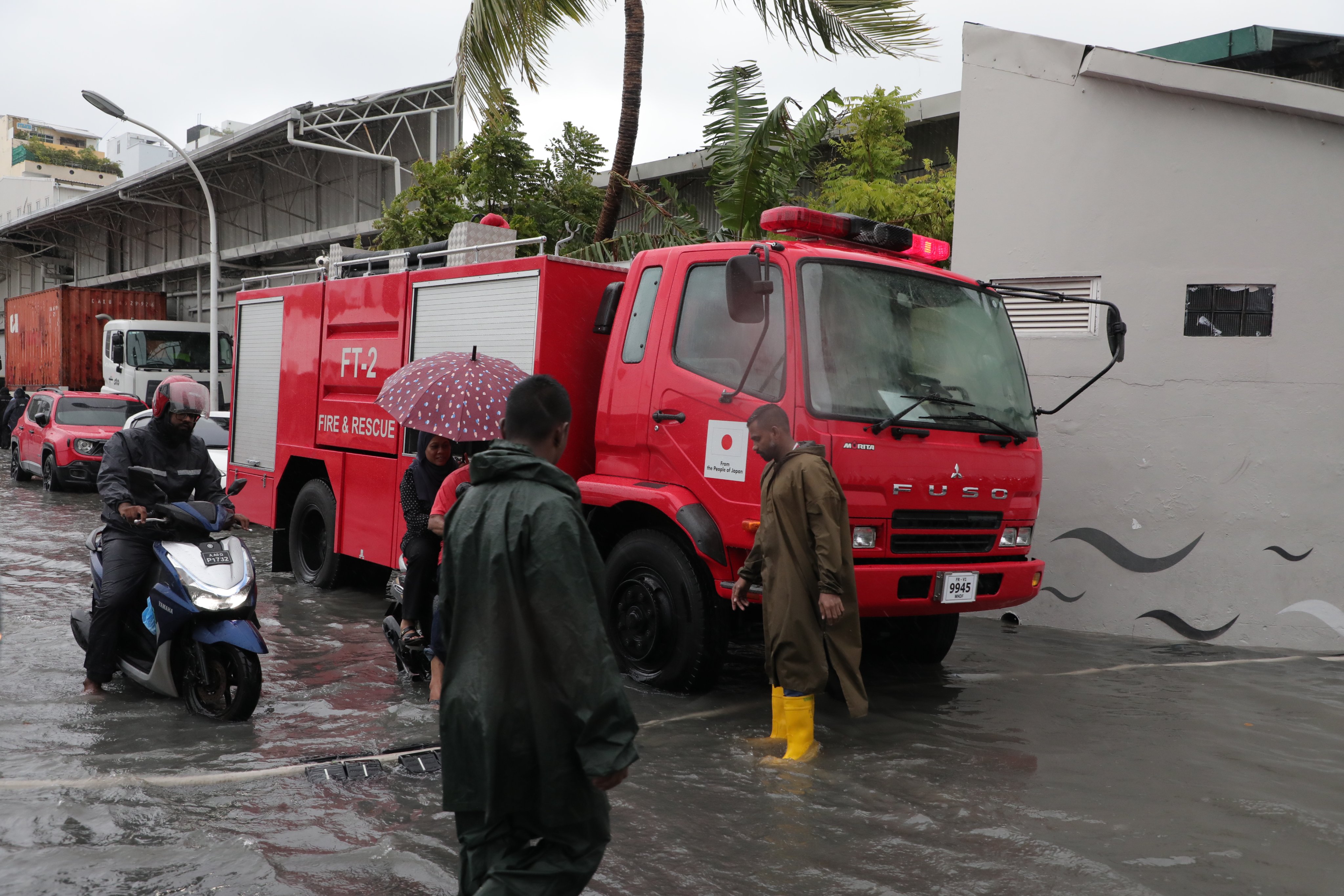 MNDF attending flooding in Male'