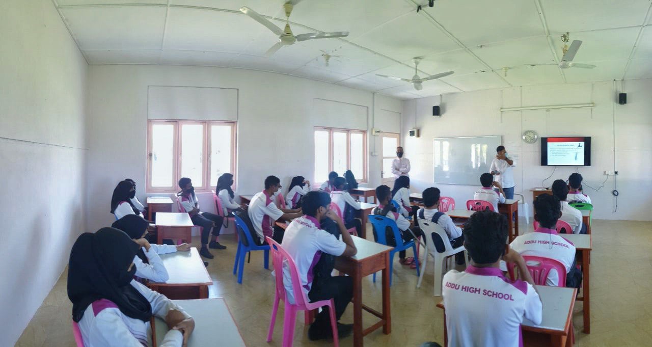 އައްޑޫ ސްކޫލެއްގައި ދަރިވަރަކާއި ޓީޗަރެއްގެ މާރާމާރީއެއް؛ ޓީޗަރ ސަސްޕެންޑް ކޮށްފި