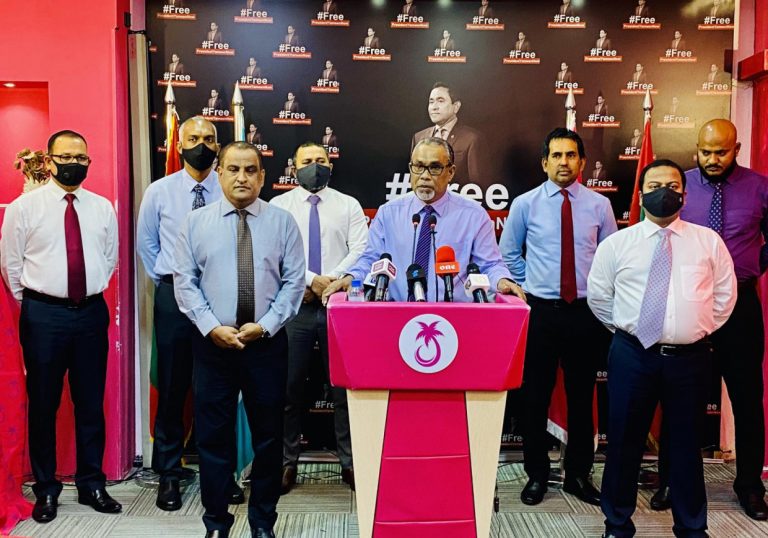 އިދިކޮޅު ކޯލިޝަނުން ބޭއްވި ނޫސްވެރިންެ ބައްދަލުވުމެއްގައި ކޯލިޝަންގެ އެކްޓިން ލީޑަރު އަބްދުލް ރަހީމް އަބްދުﷲ ވާހަކަ ދައްކަވަނީ -- ފޮޓޯ: ޕީޕީއެމް ޕީއެންސީ ކޯލިޝަން