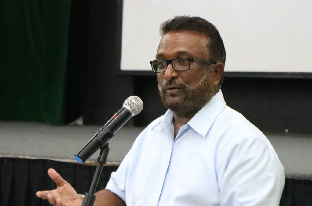 ޝެއިހް އަޒީބެއަށް ސްޓްރޯކެއް ޖެހިގެން ފަރުވާދެނީ