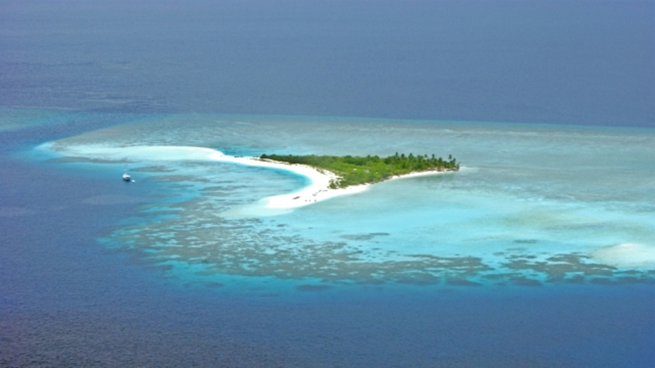 Vavvaru Island in Faadhippolhu (Lhaviyani Atoll)