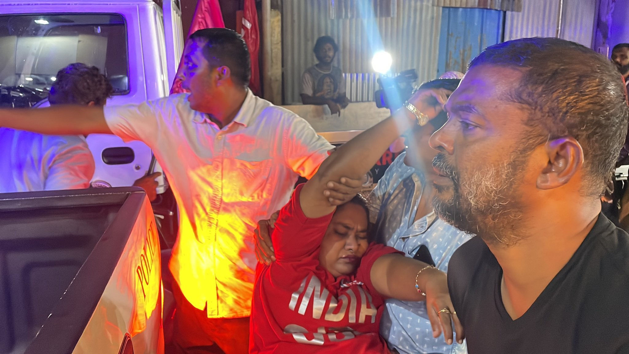 އިންޑިޔާ އައުޓް މުޒާހަރާއިން ހަތް މީހަކު ހައްޔަރުކޮށްފި