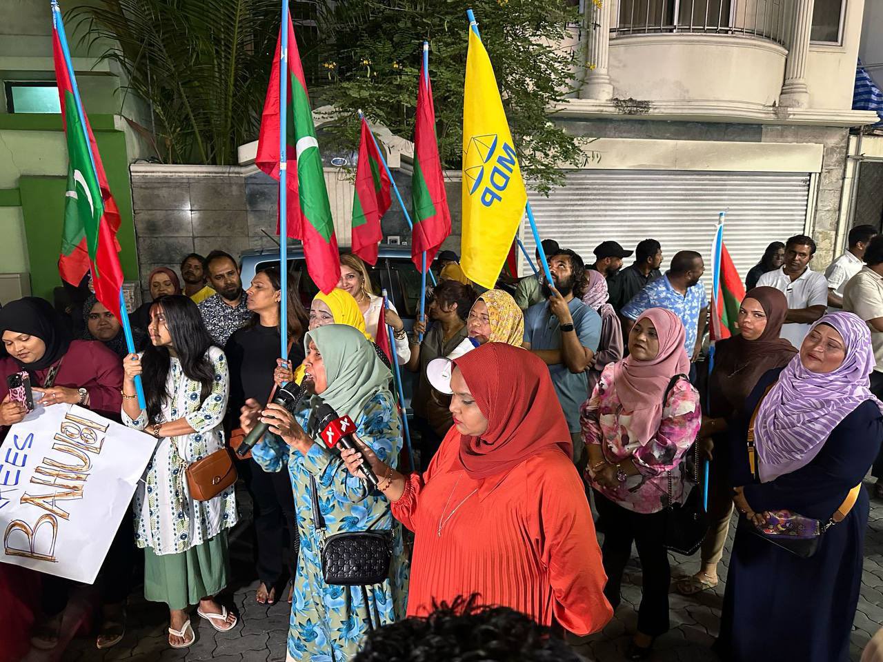 އެމްޑީޕީން ކުރިއަށް ގެންދިޔަ މުޒާހަރާއެއްގެ ތެރެއިން--