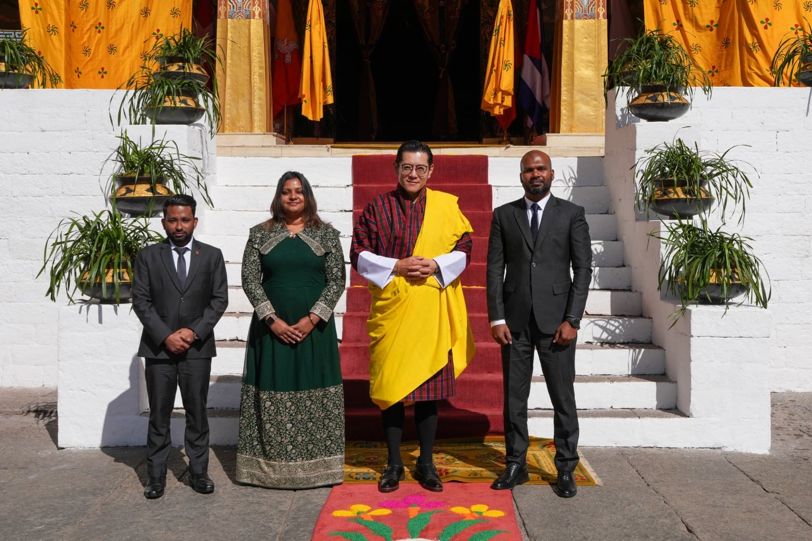 ދިވެހިރާއްޖެއިން ބޫޓާނަށް ކަނޑައެޅުއްވި ނޮން-ރެޒިޑަންޓް ސަފީރު، ބޫޓާނުގެ ރަސްގެފާނަށް ފަތްކޮޅު އަރުވައިފި