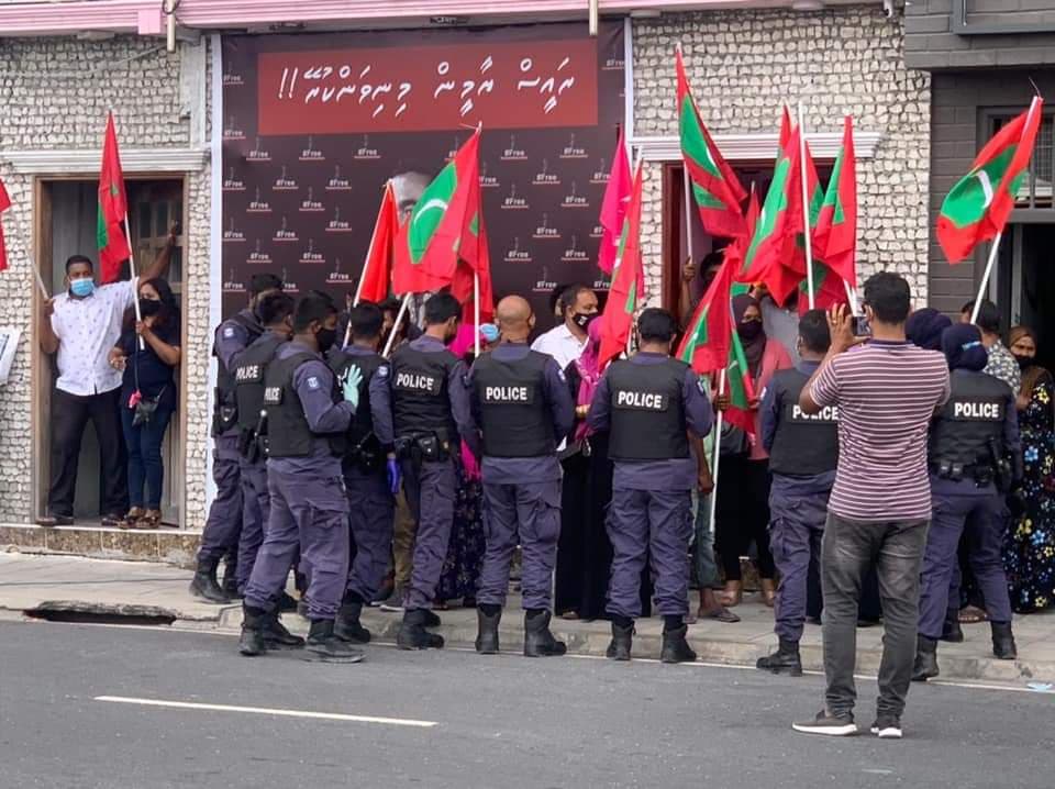 އިިދިކޮޅު ފަރާތްތަކުގެ ހަރަކާތަކަށް ފުލުހުންގެ ޓީމަކުން ހުރަސް އަޅަނީ (ފޮޓޯ: ސޯޝަލް މީޑިއާ)