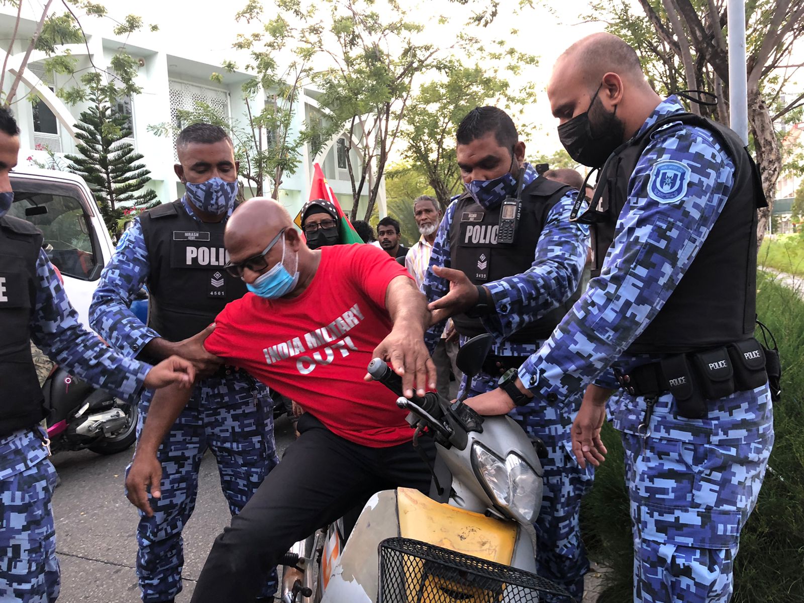 ހުޅުމާލޭގައި ބޭއްވި "އިންޑިޔާ އައުޓް" ހަރަކާތް ހުއްޓުވައި ބަޔަކު ހައްޔަރުކޮށްފި