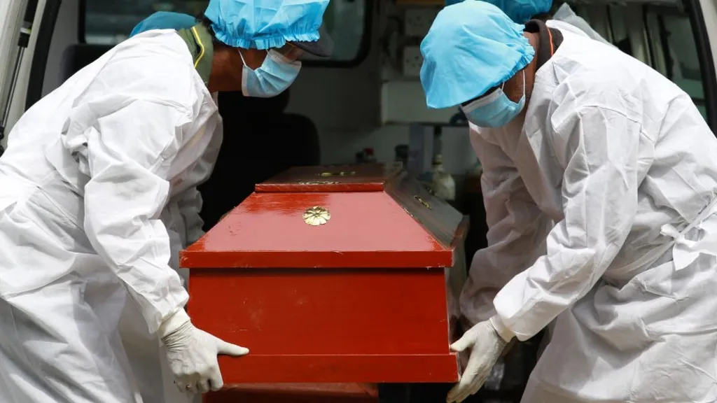 Sri Lankan municipal cemetery workers dressed protective suits carry a coffin of a Covid-19 virus victim for cremation. (getty images)