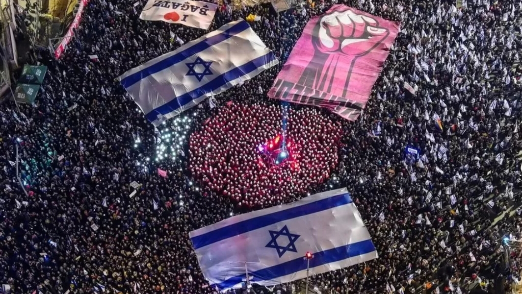 އިޒްރާއީލު ސަރުކާރާއި ދެކޮަޅަށް ބޮޑު މުޒާހަރާއެއް