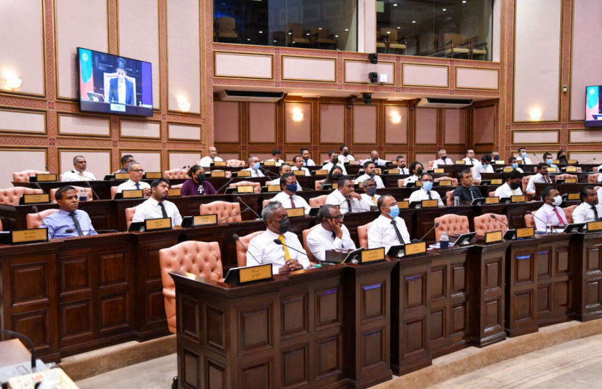 މަޖިލިސް ޖަލްސާ ކުރިއަށް ނުގެންދެވިގެން މެދުކަނޑާލައިފި