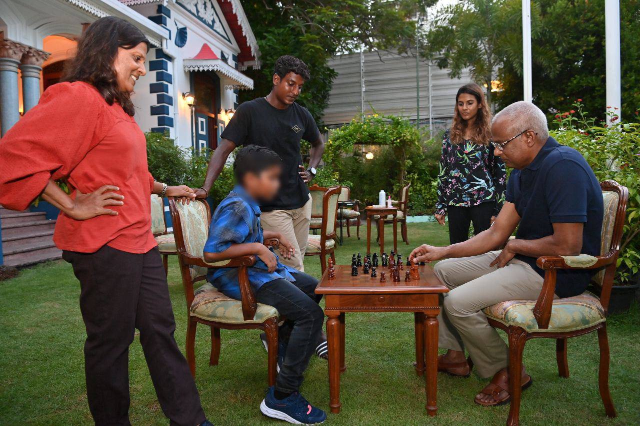 ރައީސްގެ ދެކަނބަލުންގެ ފަރާތުން ދައުލަތުގެ ބެލުމުގެ ދަށުގައި ތިބޭ ކުދިންނަށް ރޯދަ ވީއްލެވުމެއް