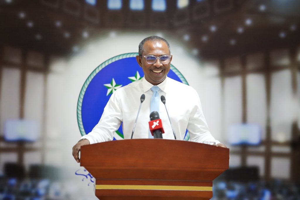 ފައްޔާޒްގެ ތާޢީދު ޢަލީ އާޒިމަށް: ޑރ. މުޢިއްޒުގެ ދެކޮޅުނުޖެހޭ ސިޔާސަތުތަކާއި ދެކޮޅަށް ޢަލީ ބަސްބުނާނެ