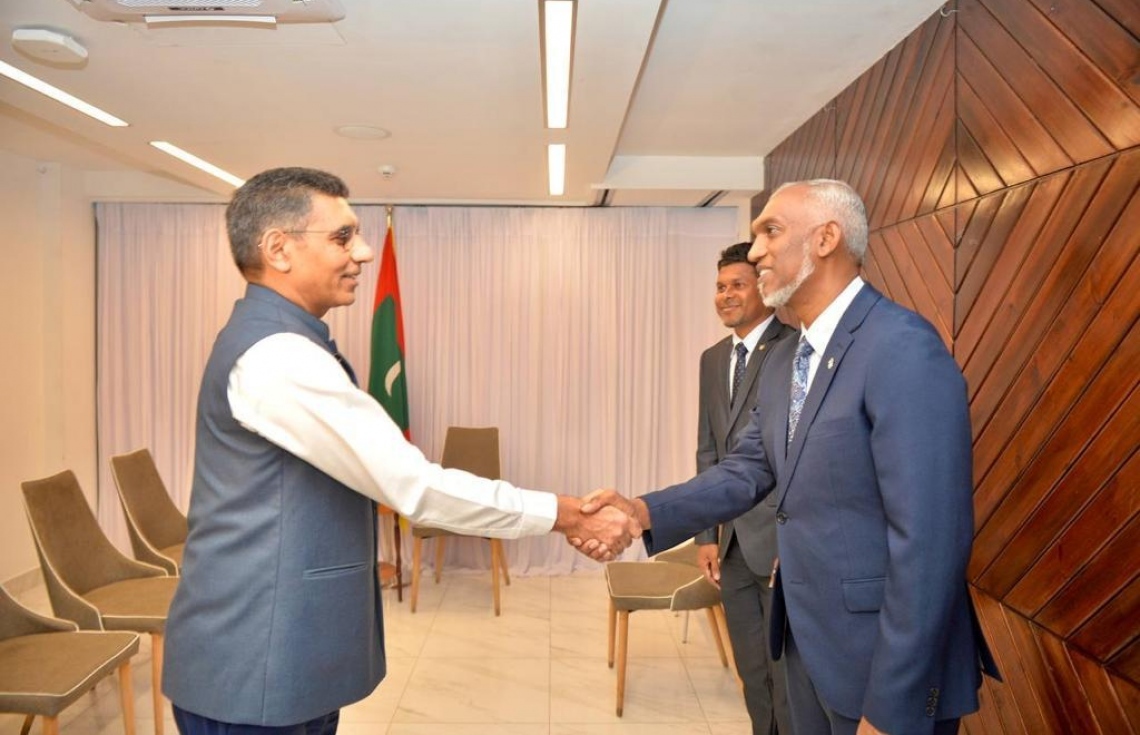 އިންޑިއާގެ ސަފީރު މުނޫ މަހާވަރު ރައީސުލްޖުމްހޫރިއްޔާ ޑރ. މުޙައްމަދު މުޢިއްޒު އާއި ބައްދަލުކުރައްވަނީ.