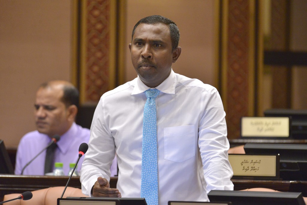 ރައީސް ޔާމީން ދޫކޮށްފައި ބަހައްޓާނަމަ އެމްޑީޕީއަށް އިތުބާރު ކުރަންޖެހޭ ސަބަބެއްނެތް: އާޒިމް