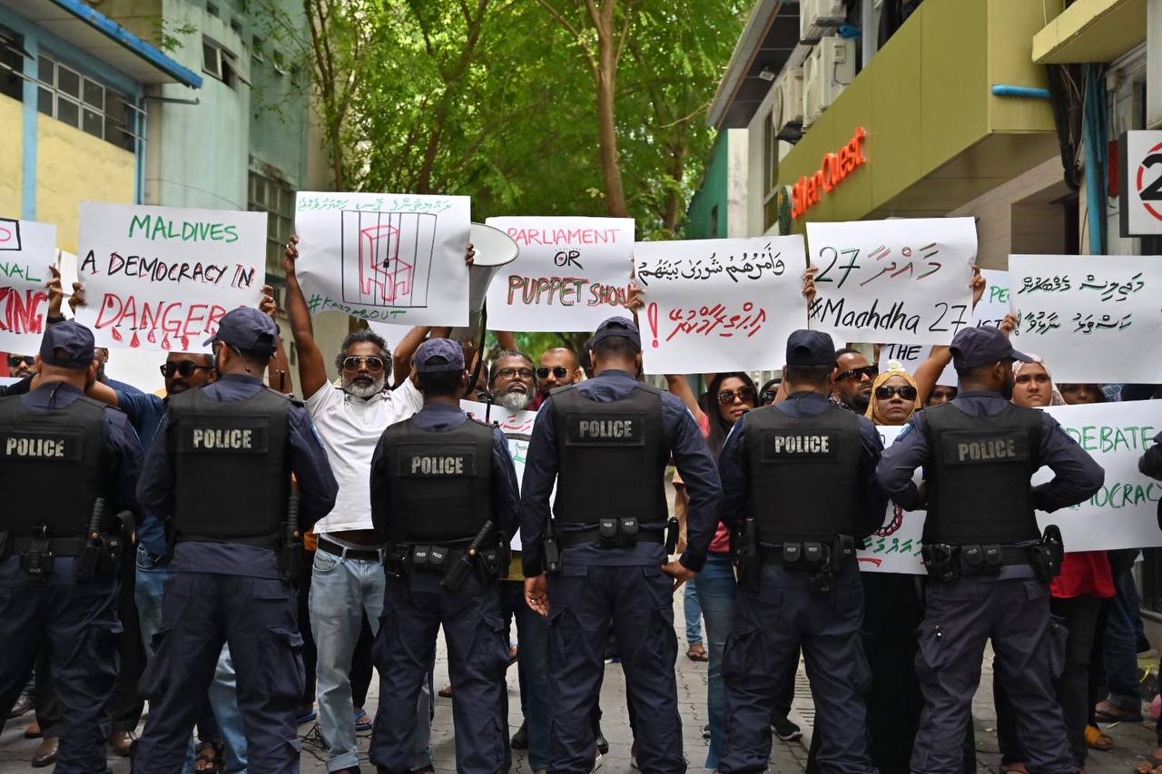 ގާނޫނު އަސާސީ އިސްލާހުކުރުން: ޕީއެންސީއާއި އެމްޑީޕީންވެސް މަޖިލިސް ކުރިމަތީގައި މުޒާހަރާކުރަނީ