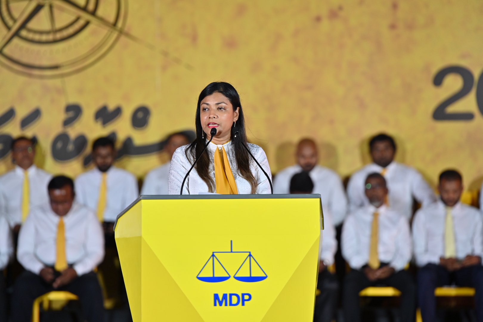 އާދައިގެ ރައްޔިތަކަށްވުރެ، ބޮޑު ހުވައެއްކޮށް ޔުނީފޯމް އަޅައިގެން ހުންނަ މީހާގެ ޒިންމާ ބޮޑުވާނެ: ރޮޒައިނާ