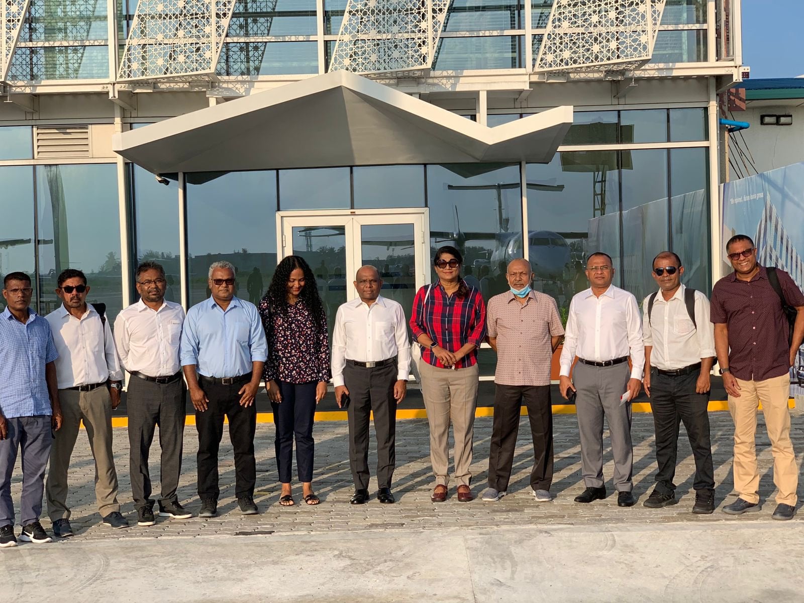 މިނިސްޓަރ ޝާހިދާއެކު ސަރުކާރުގެ އިސްބޭފުޅުން ކޮމަންޑޫއަށް!