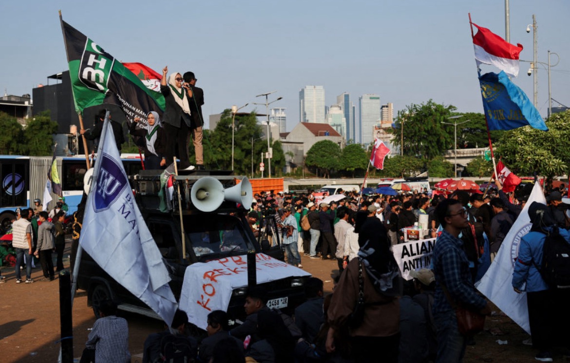 މަޖިލިސް މެންބަރުންނަށް އިތުރު އިނާޔަތްތައް ދޭތީ ރައްޔިތުން ރަތަށްއަރައިގެން ސަރުކާރާ ދެކޮޅަށް ނުކުމެއްޖެ