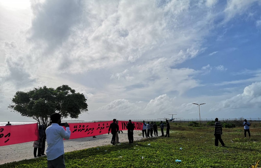 ރައީސްގެ ދެކަނބަލުން ކުޅުދުއްފުއްޓަށް ވަޑައިގަތުމުން މުޒާހަރާ ކުރަނީ