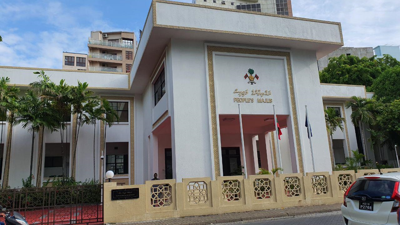 އިދިކޮޅު މެންބަރުން އިޙްތިޖާޖް ކުރަނިކޮށް މީޑިއާ ބިލު މަޖިލީހުން ފާސްކޮށްފި