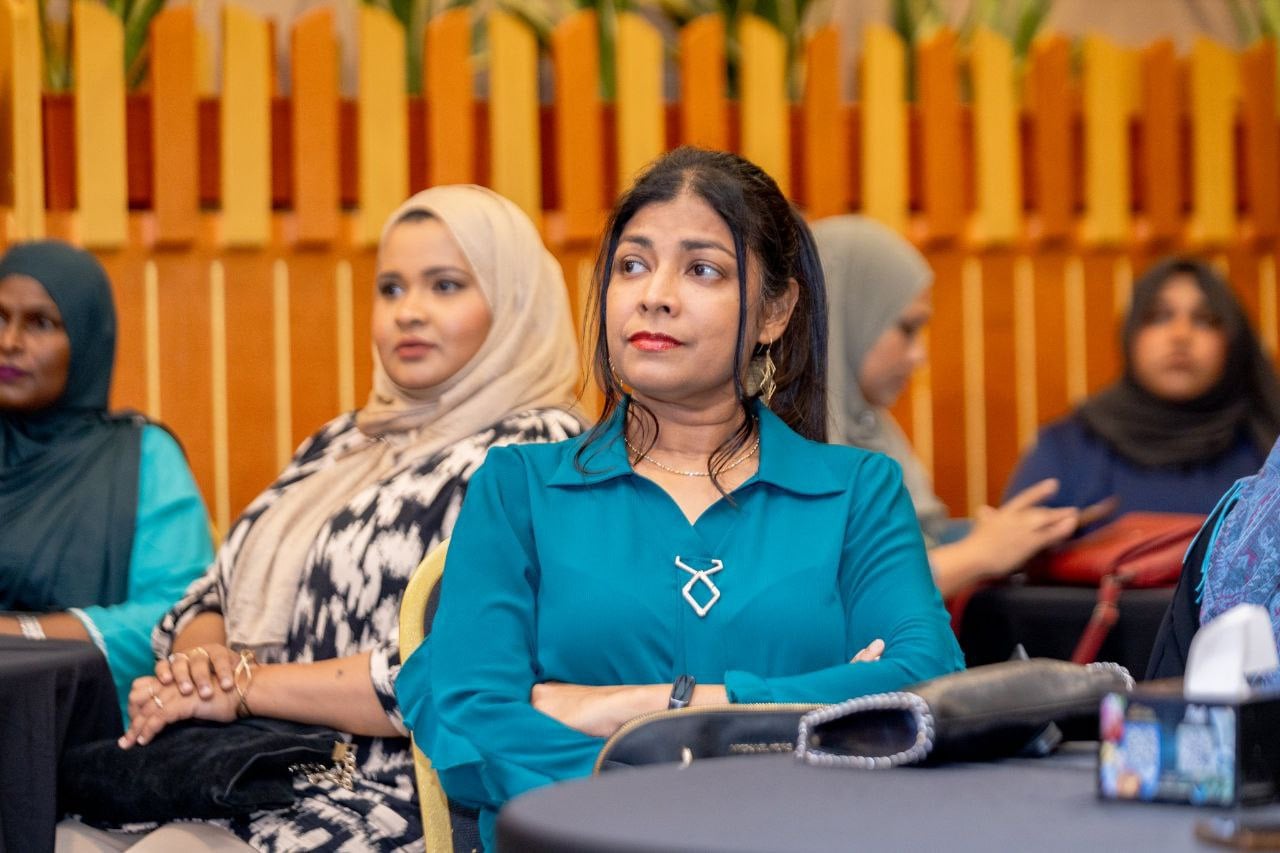 އައްޑޫ މީދޫ ދާއިރާގެ ކުރީގެ މެންބަރު އަދި އެމްޑީޕީ އަންހެނުންގެ ރޫހުގެ ރައީސާ ރޮޒައިނާ އާދަމް