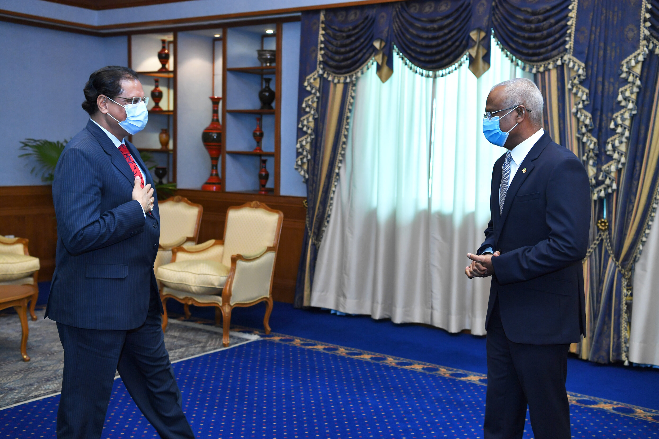 The Resident Representative of the WHO to the Maldives, Dr. Arvind Mathur and President Ibrahim Mohamed Solih. Photo: President's Office.