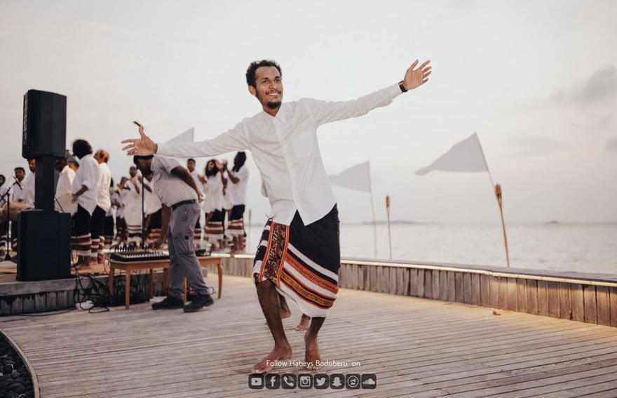 އޮޅުވާލައިގެން ޑޮލަރު ހޯދި ކަމުގެ ތުހުމަތުގައި "ހަބޭސް" ގެ ފަންނާނަކު ވަކިކޮށްފި