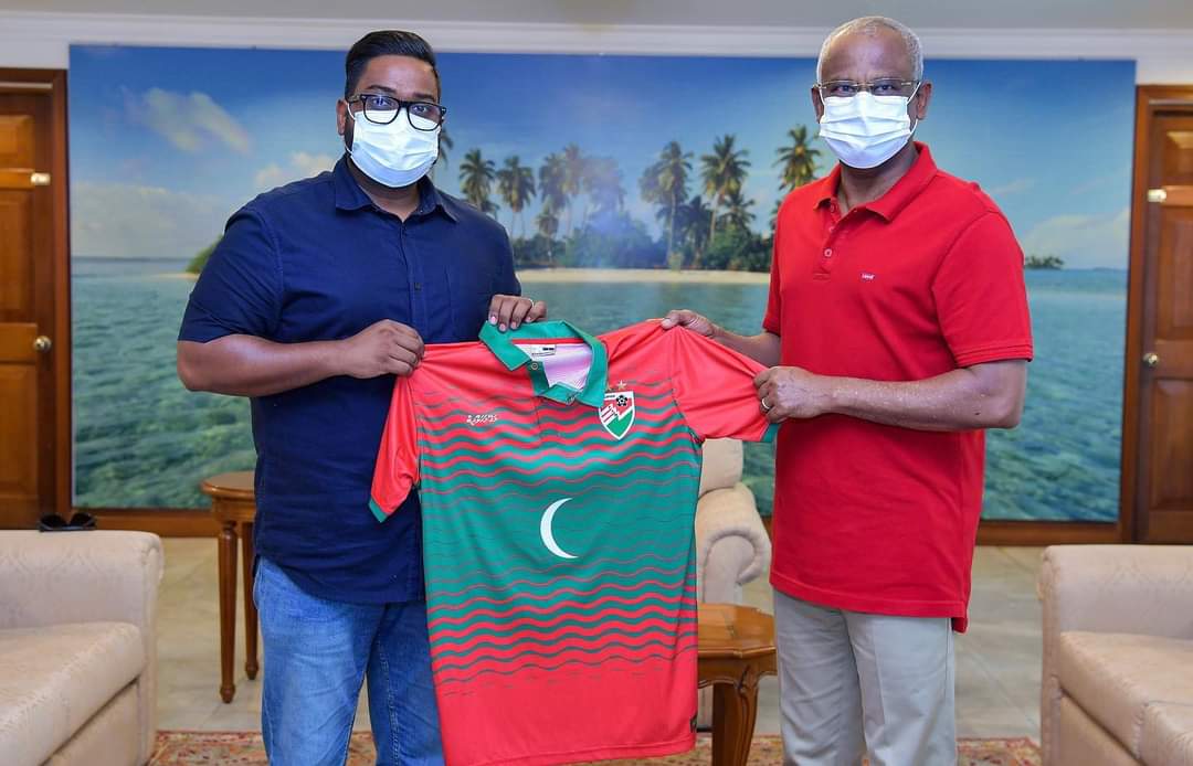 ގައުމީ ޓީމުގެ ޖާޒީ ރައީސަށް ހަދިޔާކޮށްފި