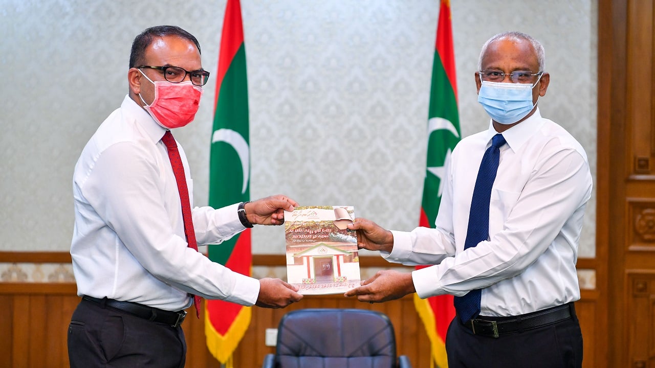 ރައީސުލްޖުމްހޫރިއްޔާ އިބްރާހީމް މުޙައްމަދު ޞާލިޙް (ކ) އާއި އަލްއުސްތާޛު އަޙްމަދު ޙަމްޒާ (ވ)