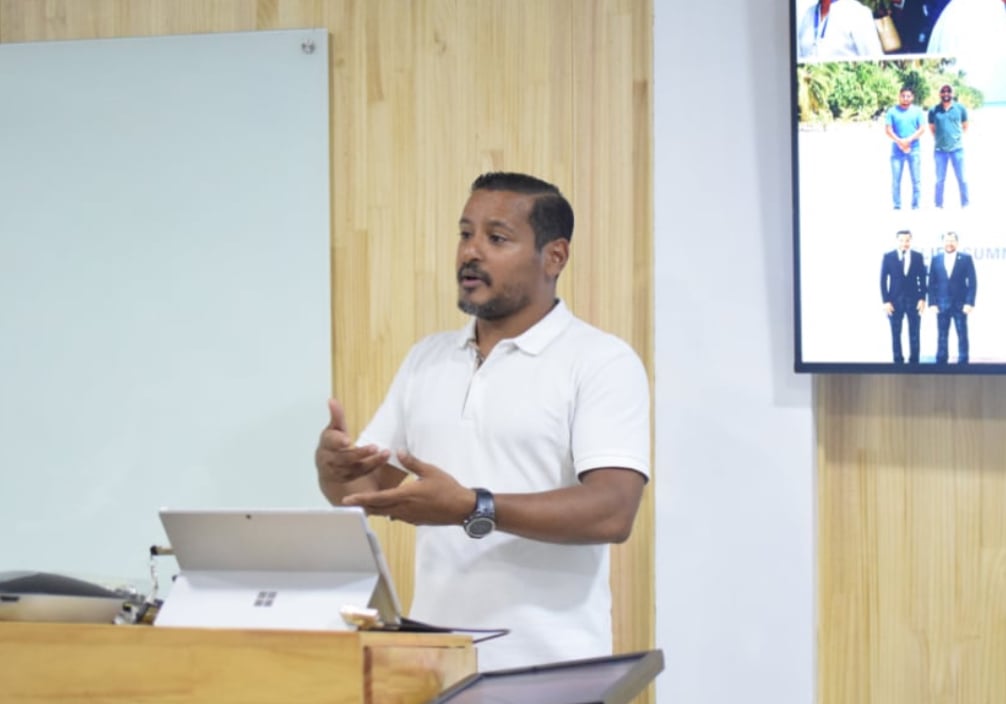 ސަނީ އުމަރުގެ މައްޗަށް ކުރެވޭ ތުހުމަތުތަކާ ގުޅިގެން އޭނާ ފުލުހަށް ހާޒިރު ކޮށްފި