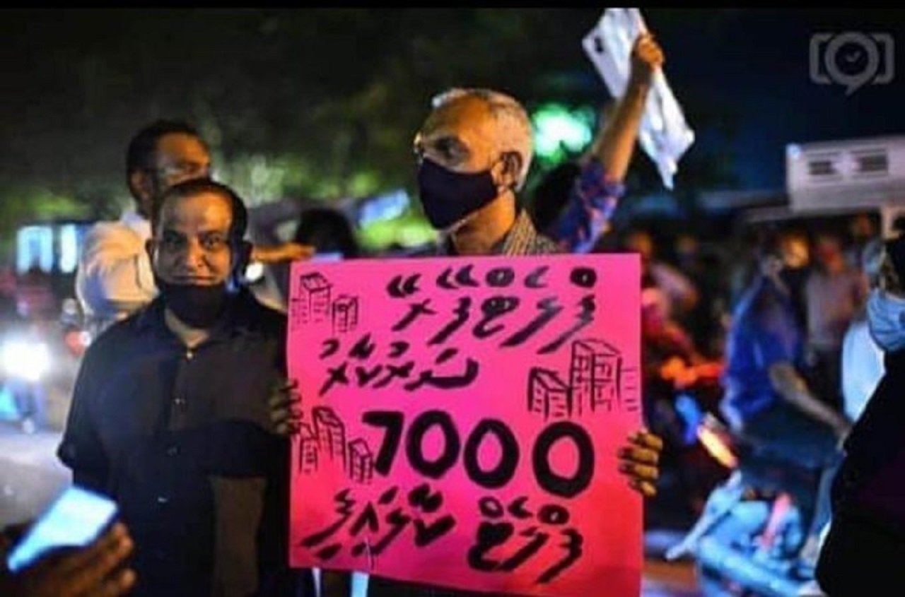 އިދިކޮޅުު މުޒާހަރާގެ ބައިވެވެރިން މަޖީދީ މަގުން ހިނގާފައި ދަނީ (ފޮޓާ- ސޯޝަލް މީޑިއާ)