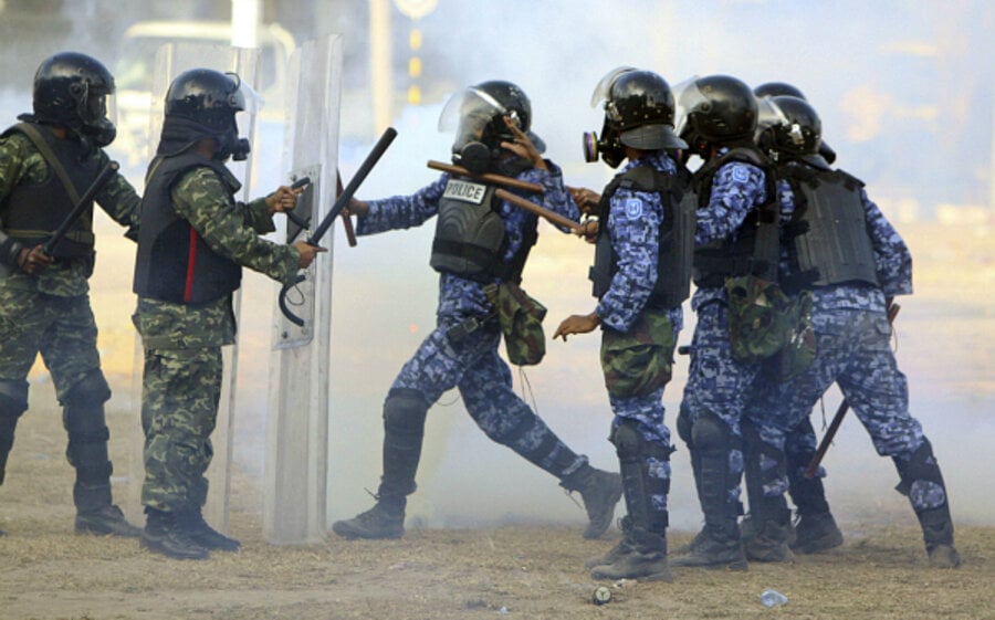 7 ފެބްރުއަރީ: ރައީސް ނަޝީދު ސިފައިންނަށް ކުރެއްވި އަމުރު: "ހަމަ މިހާރު ނުކުންނާށޭ!"