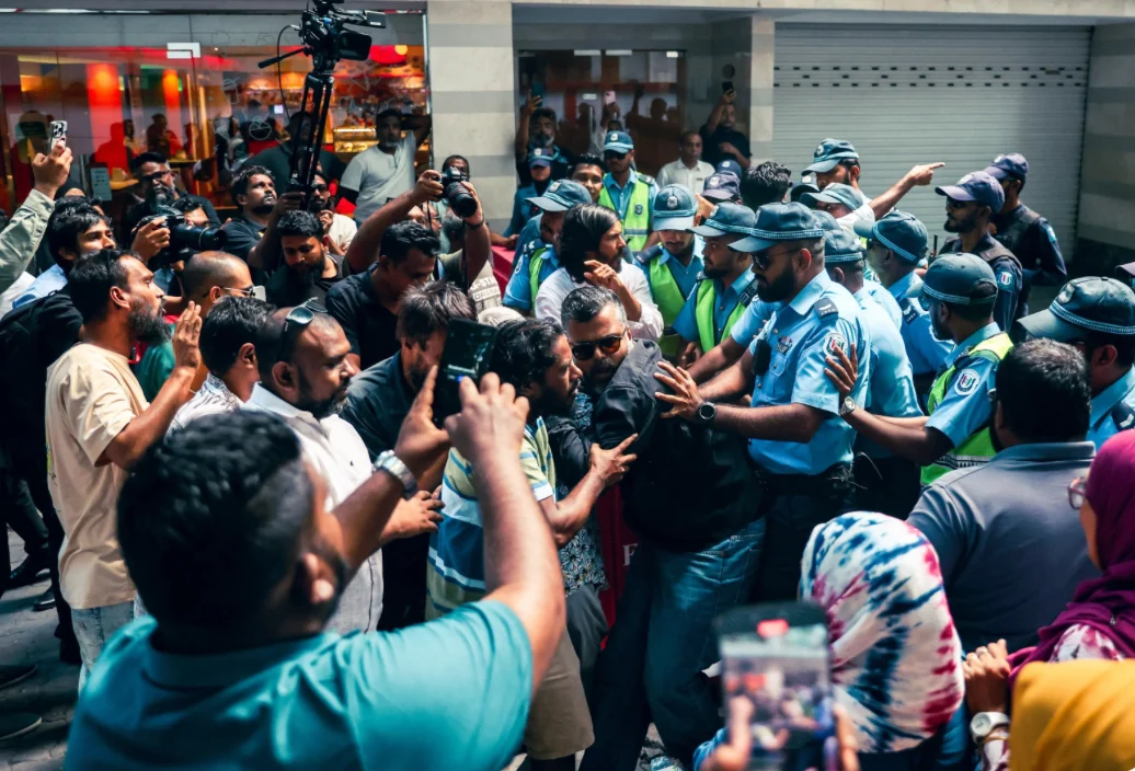 މީޑިޔާ ބިލާ ދެކޮޅަށް ނޫސްވެރިން ކުރި މުޒާހަރާ ރޫޅާލަން ފުލުހުން ބާރުގެ ބޭނުންކުރި މައްސަލަ ބަލަނީ