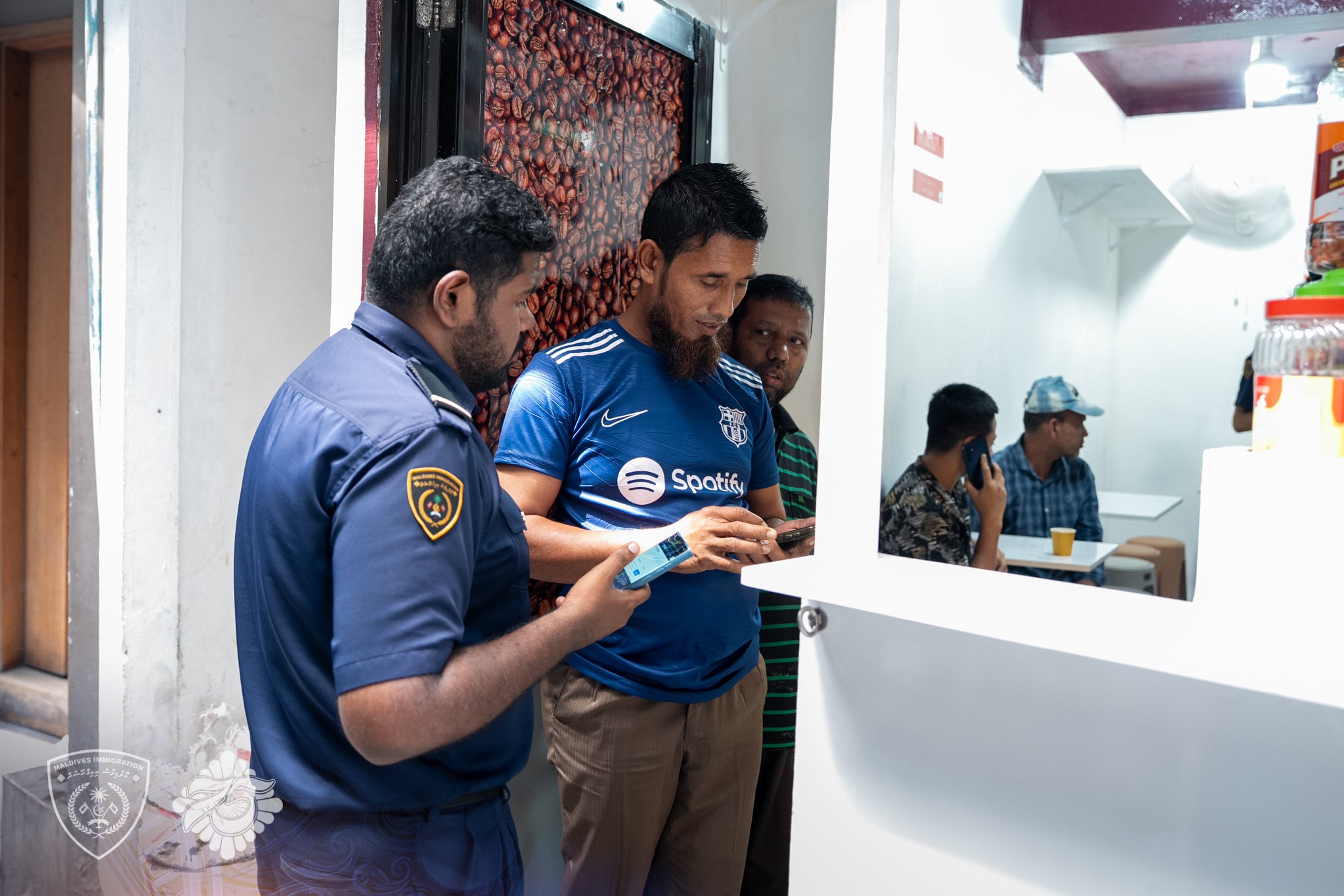 މާލޭގެ 5 ވިޔަފާރިއެއް ބަލައި ފާސްކޮށް 8 ބިދޭސީއަކު އިމިގްރޭޝަންގެ ބެލުމުގެ ދަށަށް