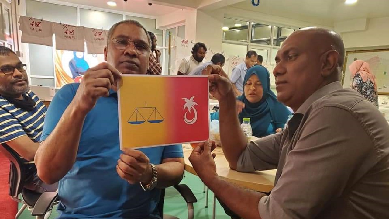 އައްޑޫގައި ޕީޕީއެމްގެ ކެމްޕޭނަށް އެމްޑީޕީގެ ލޯގޯ ބޭނުންކުރާ ކަމަށްބުނެ ދައުރުވާ ފޮޓޯއެއް (ފޮޓޯ: ސޯޝަލްމީޑިއާ)