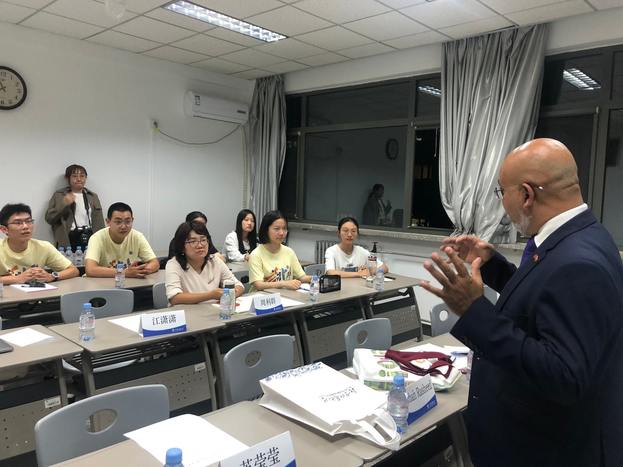 ޗައިނާގައި ދިވެހިބަސް ކިޔަވައިދޭން ފަށައިފި!