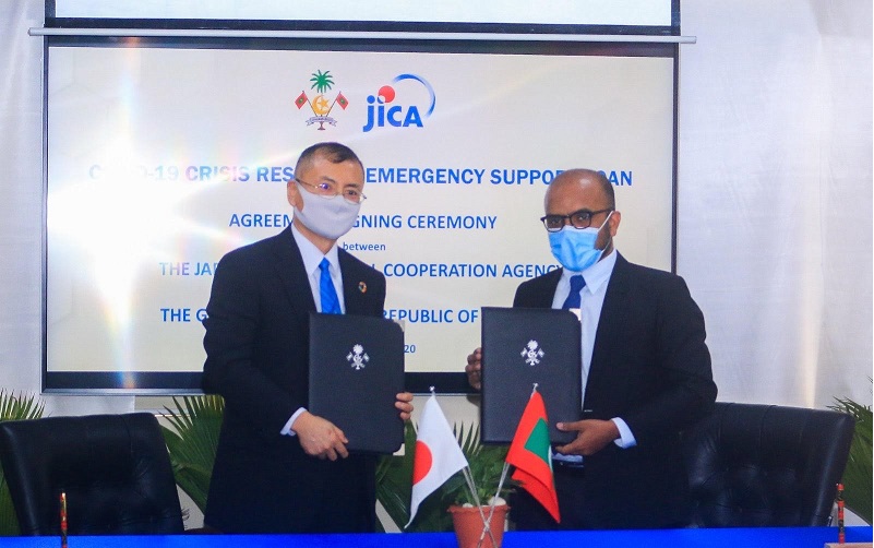 Minister of Finance, Ibrahim Ameer and the Resident Representative for JICA Maldives Mitsuyoshi Kawasaki