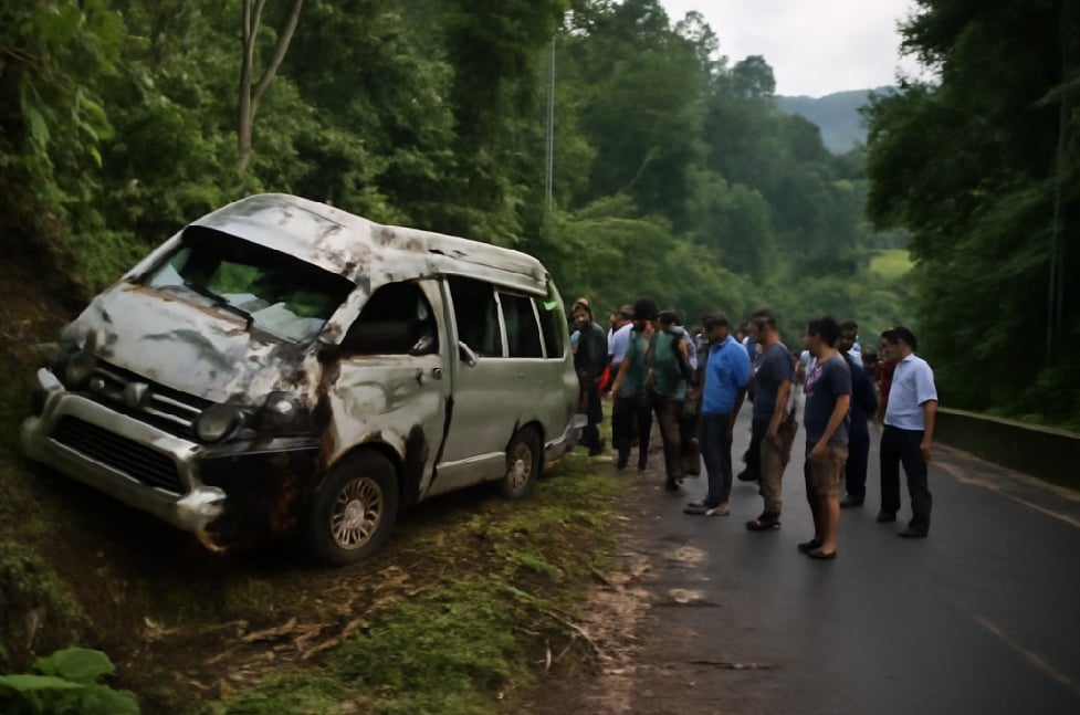 ބާލީގައި މިނީ ބަހެއް އެކްސިޑެންޓުވެ ފަތުރުވެރިންތަކެއް މަރުވެއްޖެ