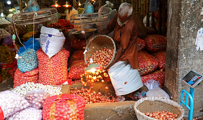 An onion wholesale market in the Kawran Bazar in Dhakaa, Bangladesh. Phot: Reuters