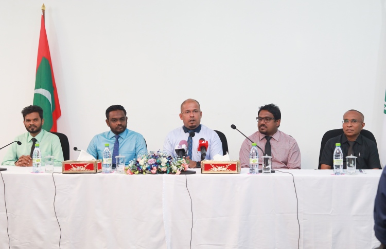 އިލެކްޝަން ކޮމިޝަން އިން ބޭއްވި ނޫސްވެރިންގެ ބައްދަލުވުމެއްގެ ތެރެއިން