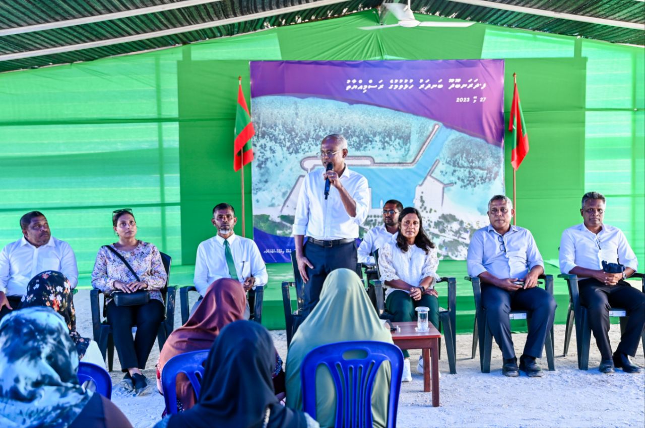 President Ibrahim Mohamed Solih meeting with the residential community of Dharanboodhoo Island in the Faafu Atoll on Saturday.