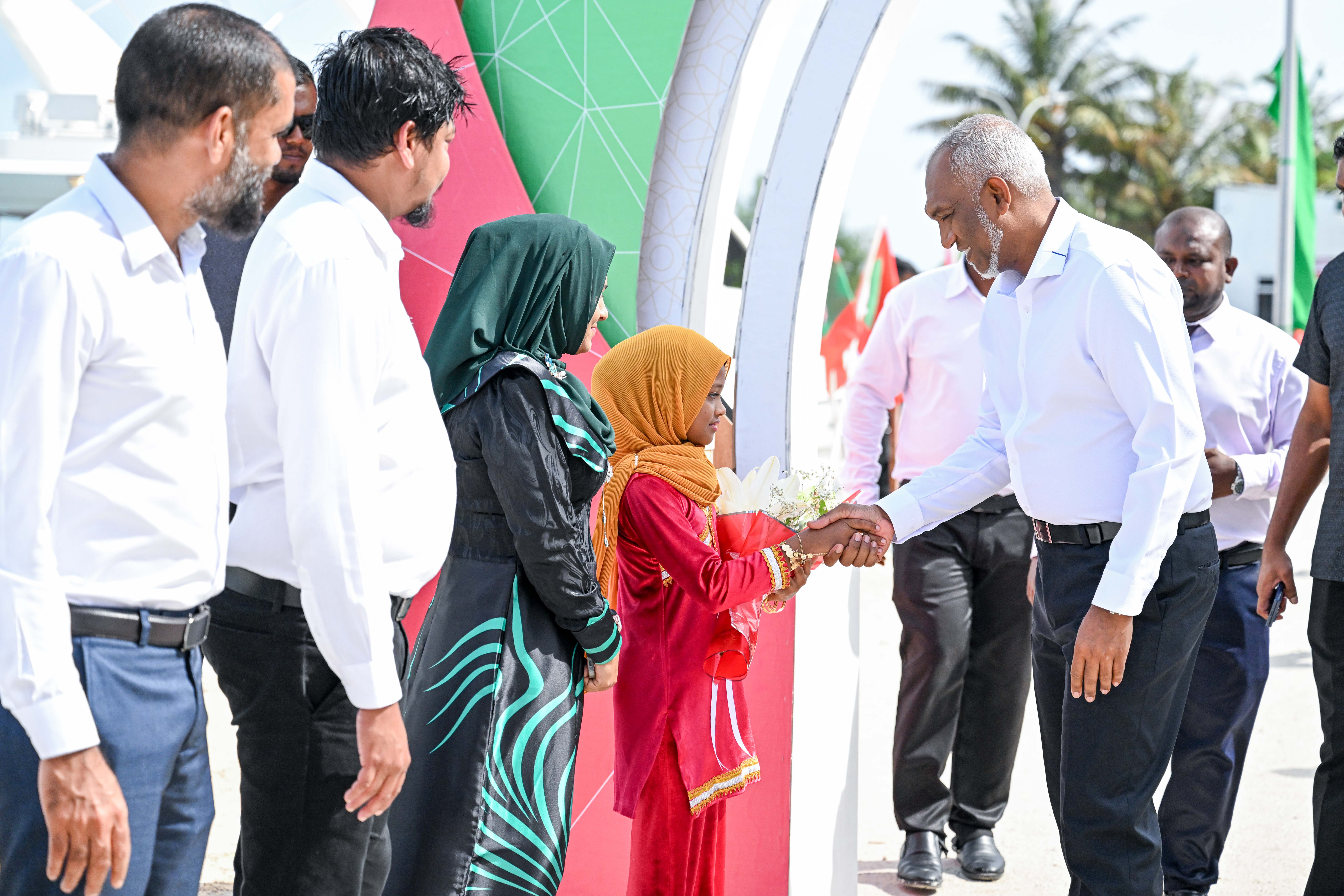 ލ. އަތޮޅަށް ކުރެއްވި ދަތުރުފުޅަށްފަހު ރައީސް މާލެ ވަޑައިގެންފި