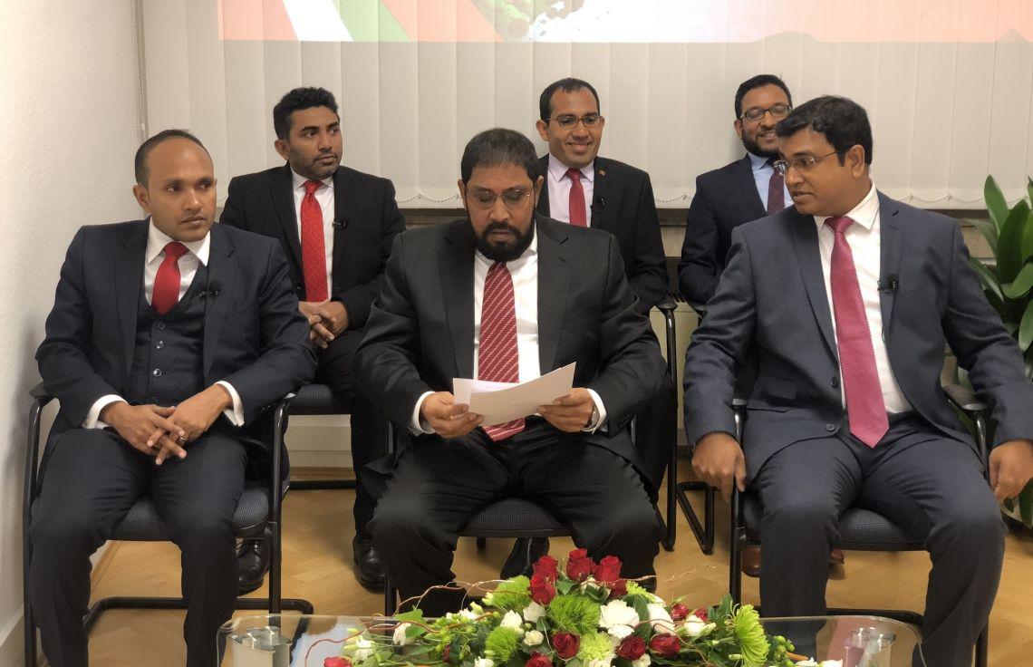 ކުރީ ސަފުގައި ޖޭޕީގެ ލީޑަރ ޤާސިމް އިބްރާހީމް (މ) އާއި އަމީން (ކ) އަދި ޖޭޕީގައި ހުންނަވާފައި ޕީޕިއެމާއި ގުޅިވަޑައިގެންނެވި ޑރ. ޖަމީލް